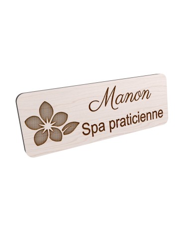 Badge personnalisé spa praticienne, motif spa et détente, vue en biais