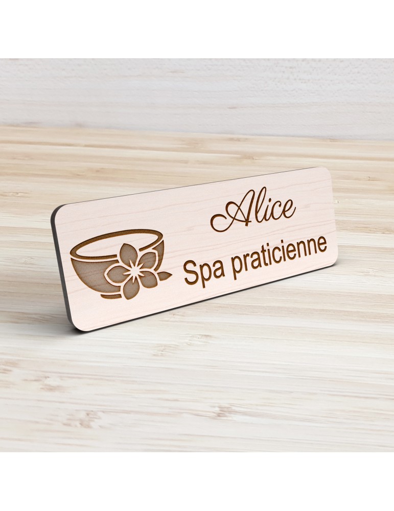 Badge personnalisé spa praticienne, motif spa et détente, vue de présentation