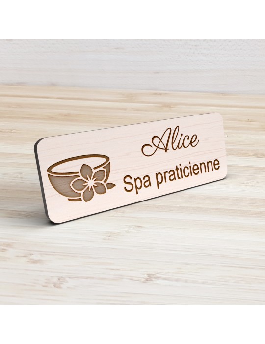 Badge personnalisé spa praticienne, motif spa et détente, vue de présentation
