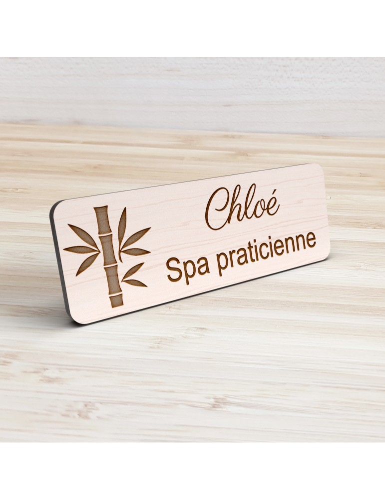 Badge personnalisé spa praticienne, motif spa et détente, vue de présentation