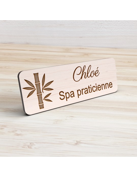 Badge personnalisé spa praticienne, motif spa et détente, vue de présentation