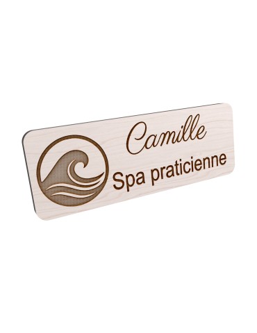 Badge personnalisé spa praticienne, motif spa et détente, vue en biais