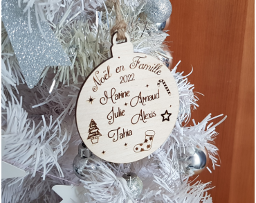 Boule de Noël en bois personnalisée famille prénoms joyeux noêl