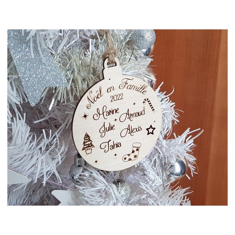 Boule de Noël en bois personnalisée famille prénoms joyeux noêl