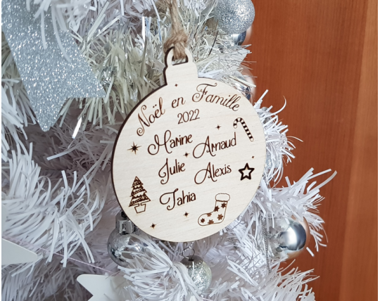 Boule de Noël en bois personnalisée famille prénoms joyeux noêl