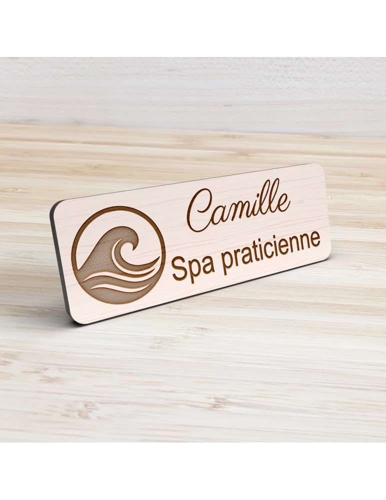 Badge personnalisé spa praticienne, motif spa et détente, vue de présentation