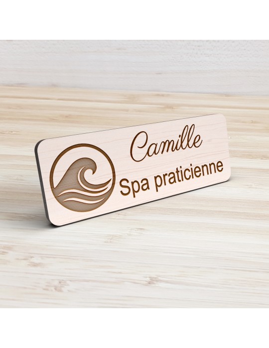 Badge personnalisé spa praticienne, motif spa et détente, vue de présentation