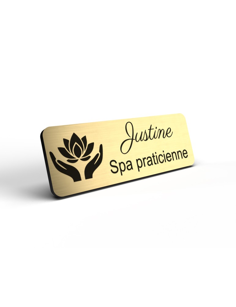 Badge personnalisé spa praticienne, motif spa et détente, détail de la finition or brossé