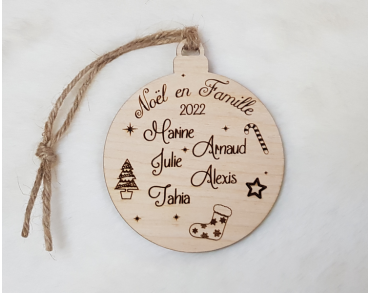 Boule de Noël en bois personnalisée famille prénoms joyeux noêl