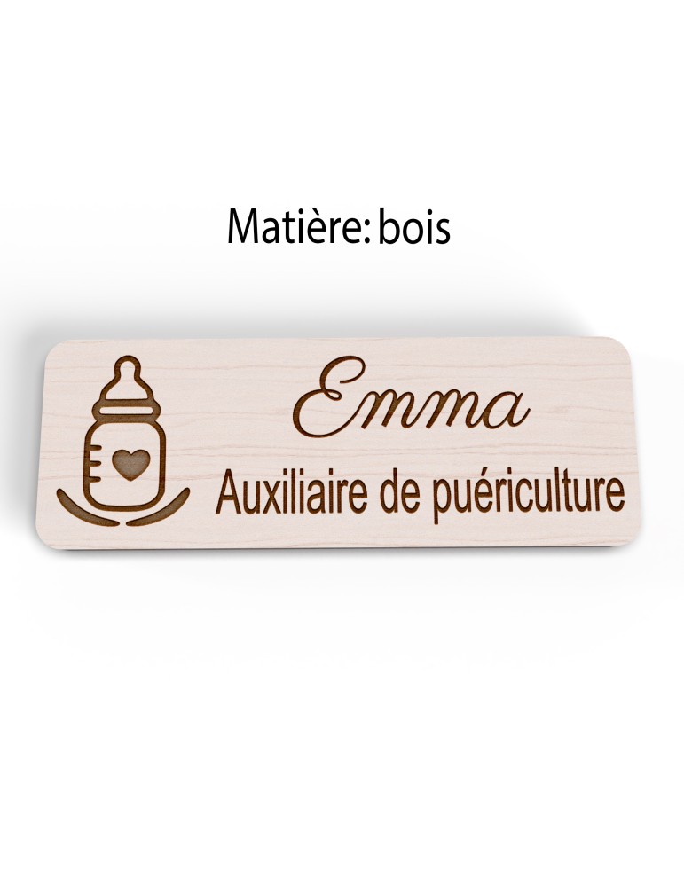 Badge personnalisé auxiliaire de puériculture, motif bébé et soins de puériculture, version bois vue à plat