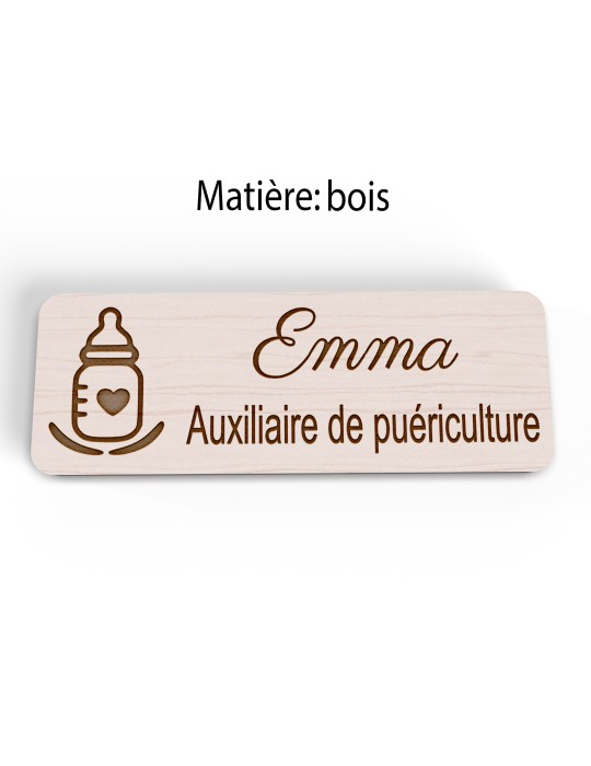 Badge personnalisé auxiliaire de puériculture, motif bébé et soins de puériculture, version bois vue à plat