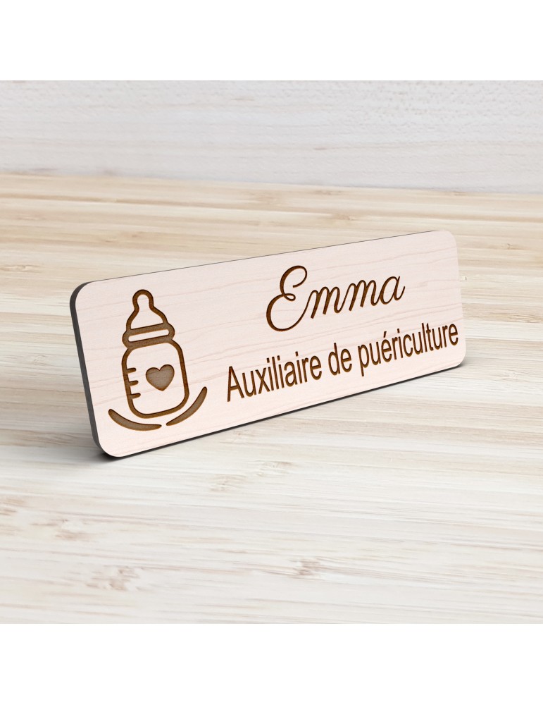 Badge personnalisé auxiliaire de puériculture, motif bébé et soins de puériculture, vue de présentation