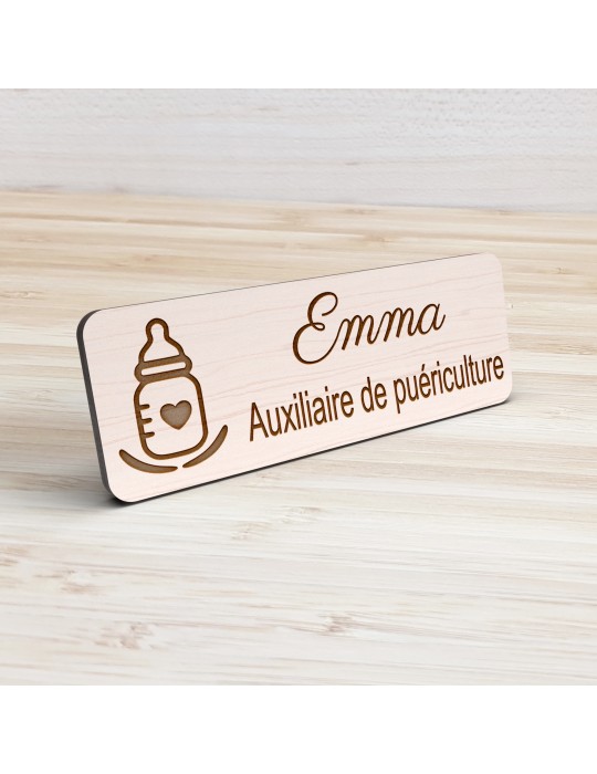 Badge personnalisé auxiliaire de puériculture, motif bébé et soins de puériculture, vue de présentation