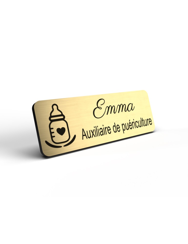 Badge personnalisé auxiliaire de puériculture, motif bébé et soins de puériculture, détail de la finition or brossé