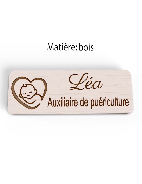 Badge personnalisé auxiliaire de puériculture, motif bébé et soins de puériculture, version bois vue à plat