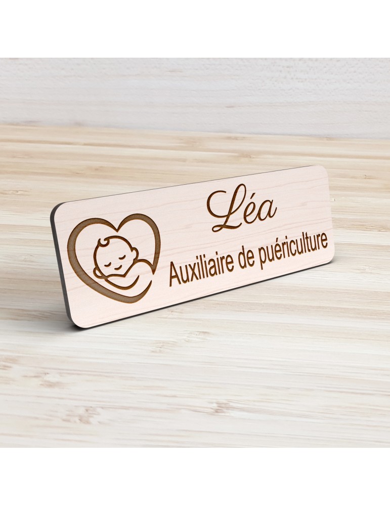 Badge personnalisé auxiliaire de puériculture, motif bébé et soins de puériculture, vue de présentation
