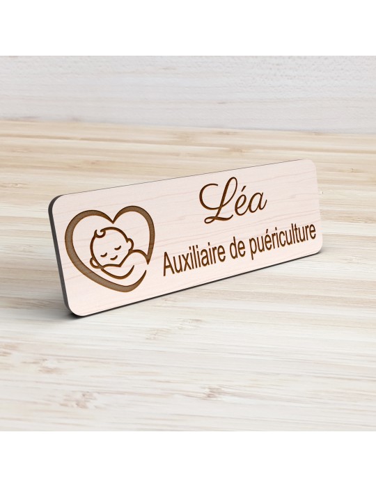 Badge personnalisé auxiliaire de puériculture, motif bébé et soins de puériculture, vue de présentation