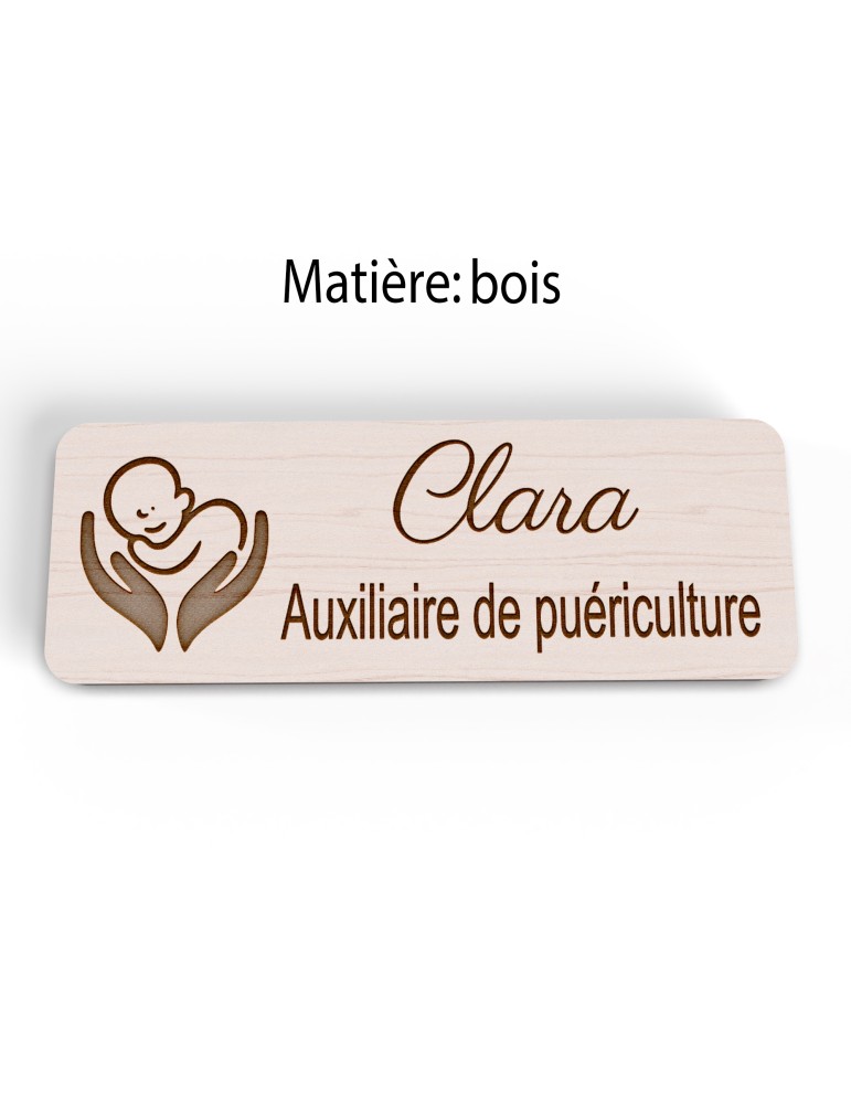 Badge personnalisé auxiliaire de puériculture, motif bébé et soins de puériculture, version bois vue à plat