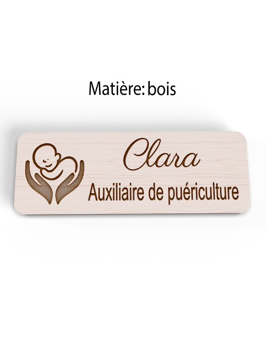 Badge personnalisé auxiliaire de puériculture, motif bébé et soins de puériculture, version bois vue à plat