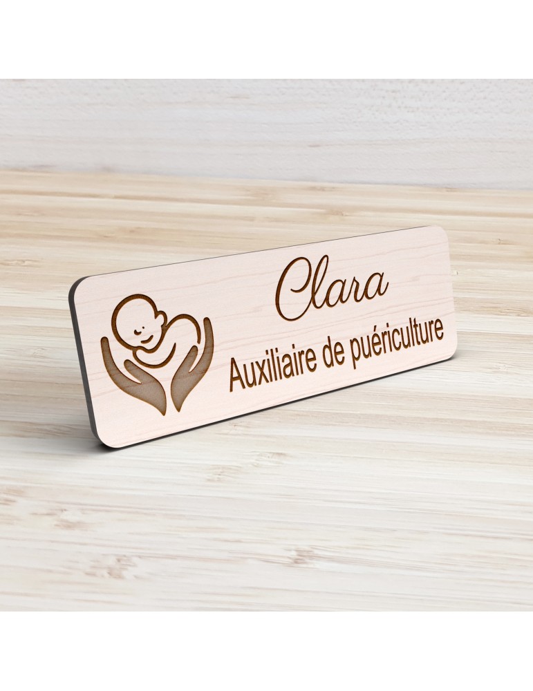 Badge personnalisé auxiliaire de puériculture, motif bébé et soins de puériculture, vue de présentation