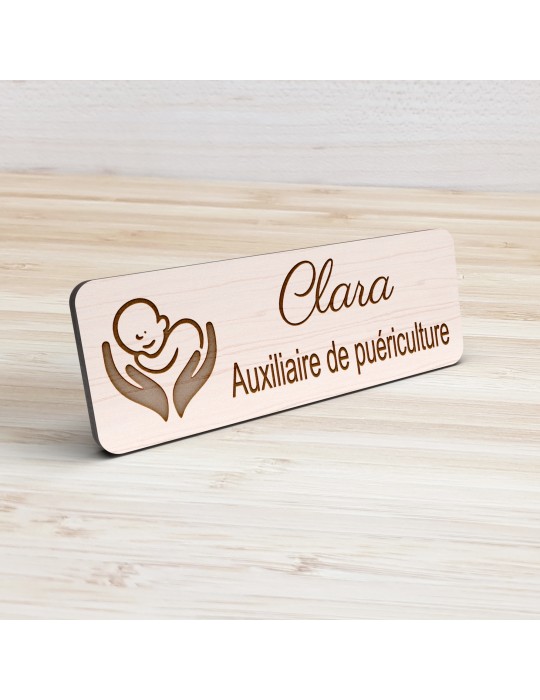 Badge personnalisé auxiliaire de puériculture, motif bébé et soins de puériculture, vue de présentation