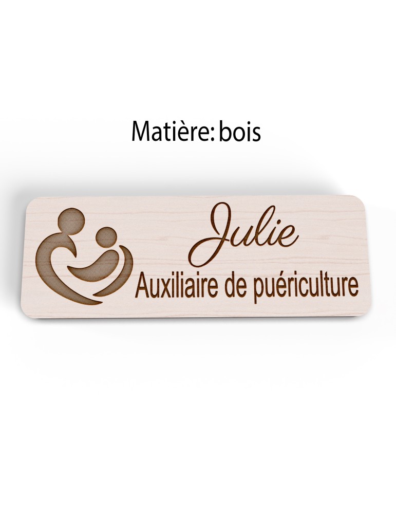 Badge personnalisé auxiliaire de puériculture, motif bébé et soins de puériculture, version bois vue à plat