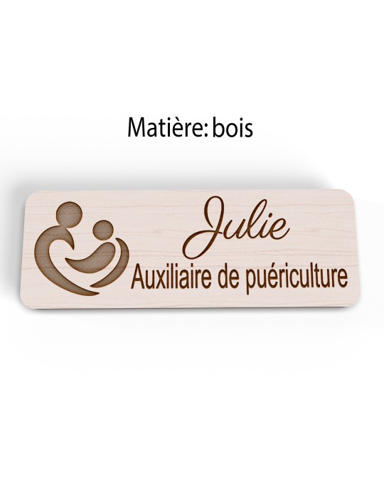 Badge personnalisé auxiliaire de puériculture, motif bébé et soins de puériculture, version bois vue à plat