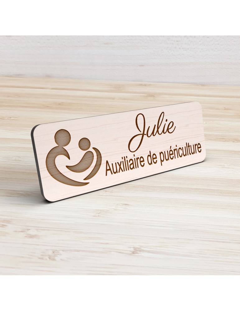 Badge personnalisé auxiliaire de puériculture, motif bébé et soins de puériculture, vue de présentation