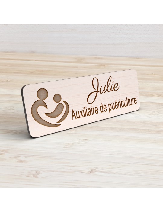 Badge personnalisé auxiliaire de puériculture, motif bébé et soins de puériculture, vue de présentation
