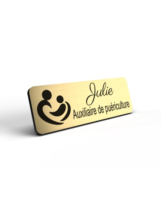 Badge personnalisé auxiliaire de puériculture, motif bébé et soins de puériculture, détail de la finition or brossé