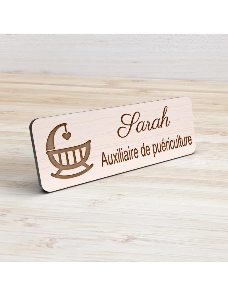 Badge personnalisé auxiliaire de puériculture, motif bébé et soins de puériculture, vue de présentation