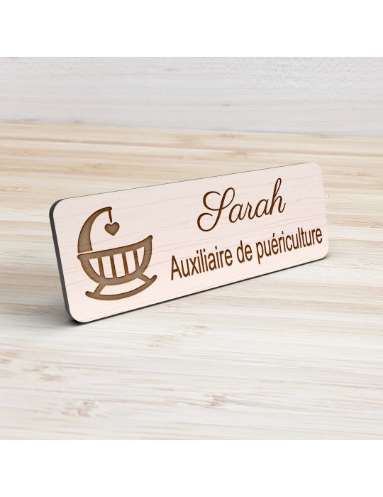 Badge personnalisé auxiliaire de puériculture, motif bébé et soins de puériculture, vue de présentation