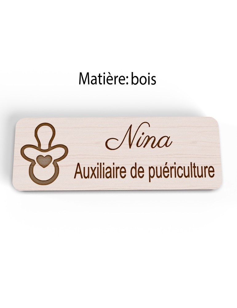 Badge personnalisé auxiliaire de puériculture, motif bébé et soins de puériculture, version bois vue à plat