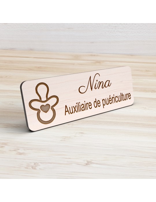 Badge personnalisé auxiliaire de puériculture, motif bébé et soins de puériculture, vue de présentation