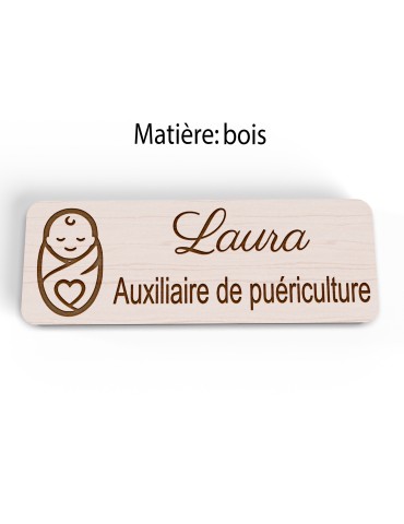 Badge personnalisé auxiliaire de puériculture, motif bébé et soins de puériculture, vue en biais 2