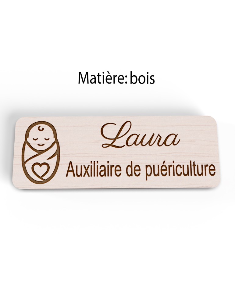 Badge personnalisé auxiliaire de puériculture, motif bébé et soins de puériculture, version bois vue à plat