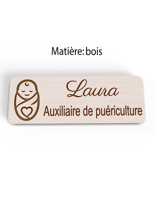 Badge personnalisé auxiliaire de puériculture, motif bébé et soins de puériculture, version bois vue à plat