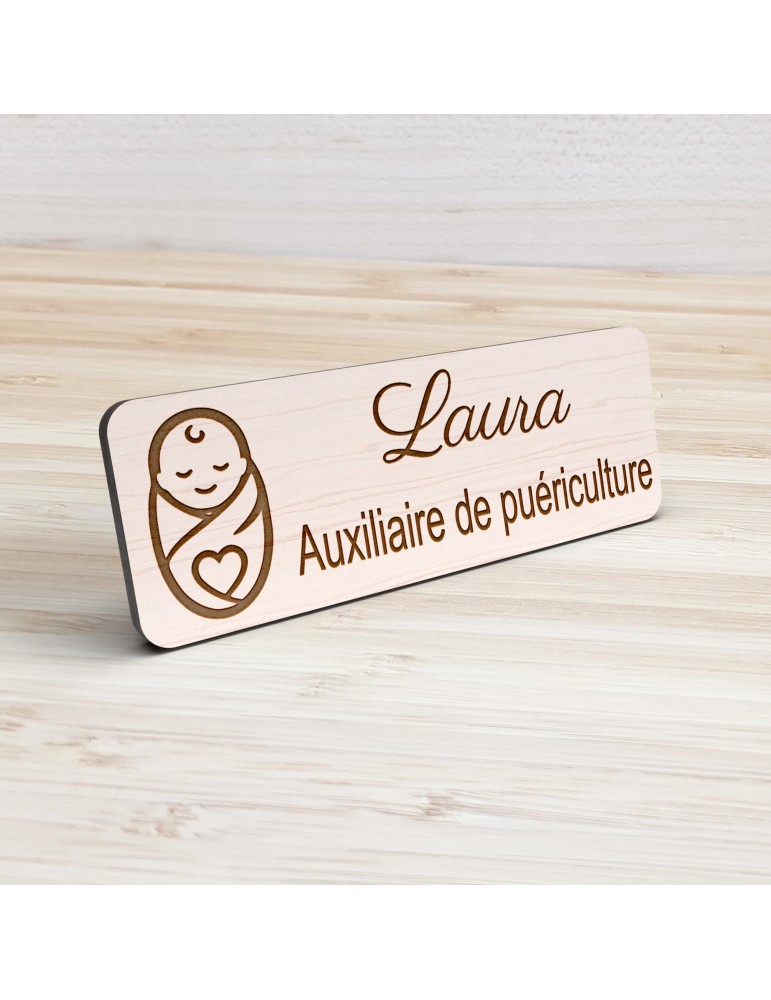 Badge personnalisé auxiliaire de puériculture, motif bébé et soins de puériculture, vue de présentation