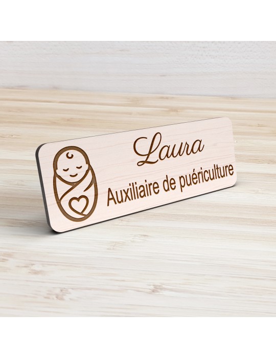 Badge personnalisé auxiliaire de puériculture, motif bébé et soins de puériculture, vue de présentation