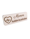 Badge personnalisé auxiliaire de puériculture, motif bébé et soins de puériculture, vue en biais