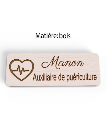 Badge personnalisé auxiliaire de puériculture, motif bébé et soins de puériculture, vue en biais 2