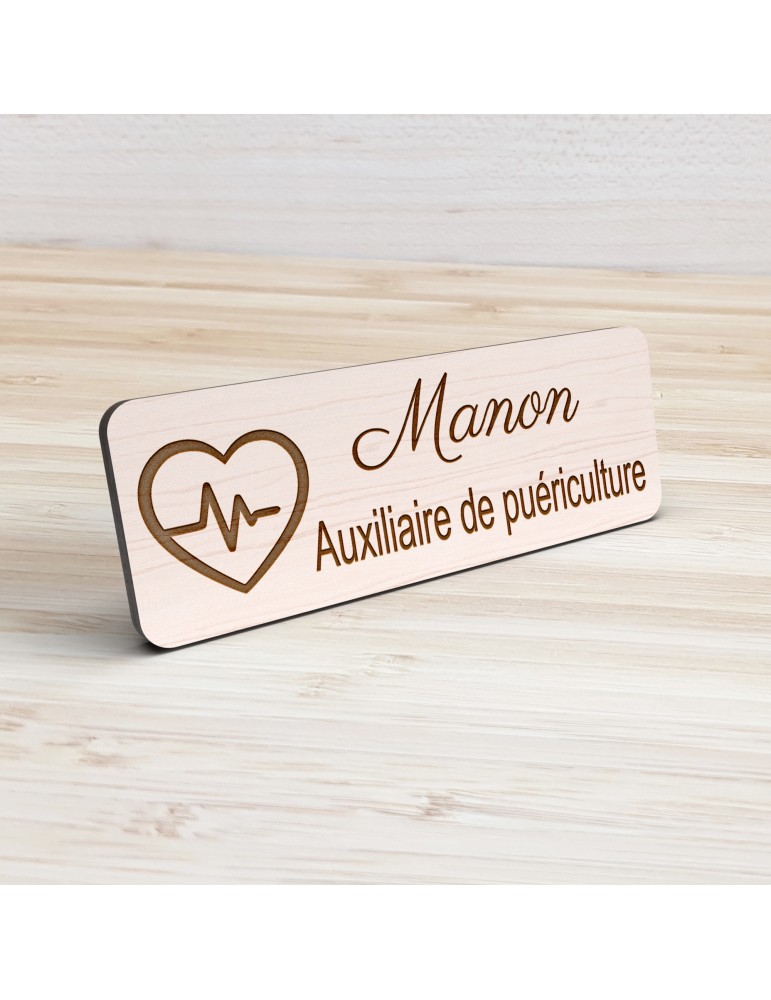 Badge personnalisé auxiliaire de puériculture, motif bébé et soins de puériculture, vue de présentation