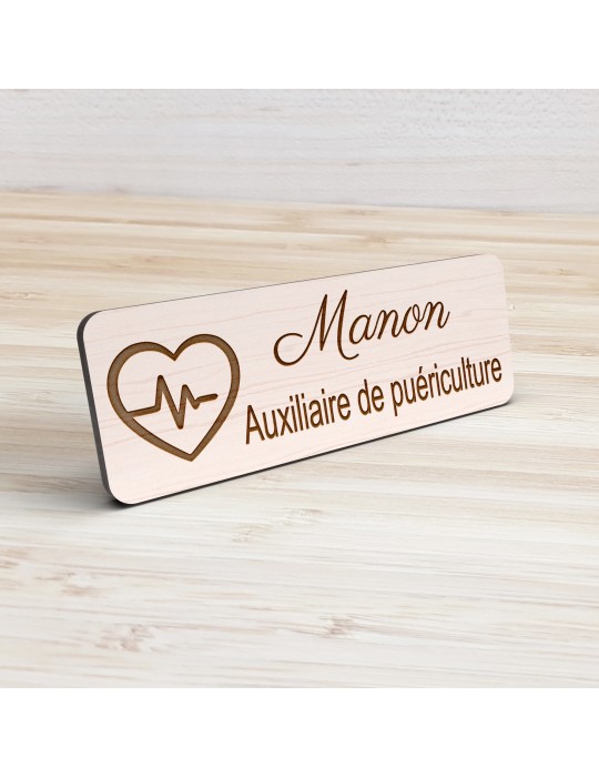 Badge personnalisé auxiliaire de puériculture, motif bébé et soins de puériculture, vue de présentation