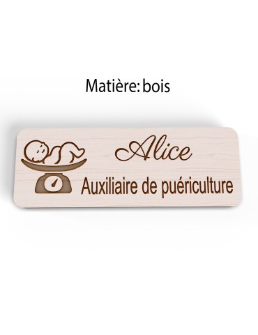 Badge personnalisé auxiliaire de puériculture, motif bébé et soins de puériculture, vue en biais 2