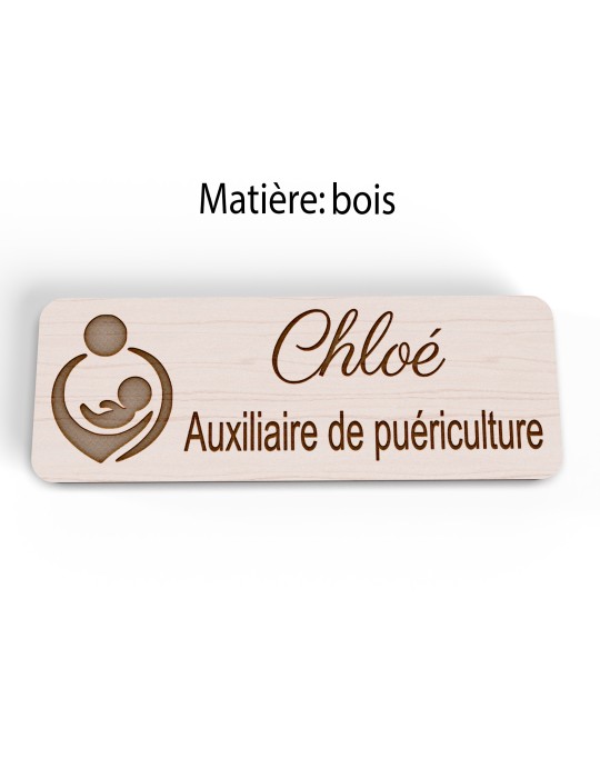Badge personnalisé auxiliaire de puériculture, motif bébé et soins de puériculture, version bois vue à plat