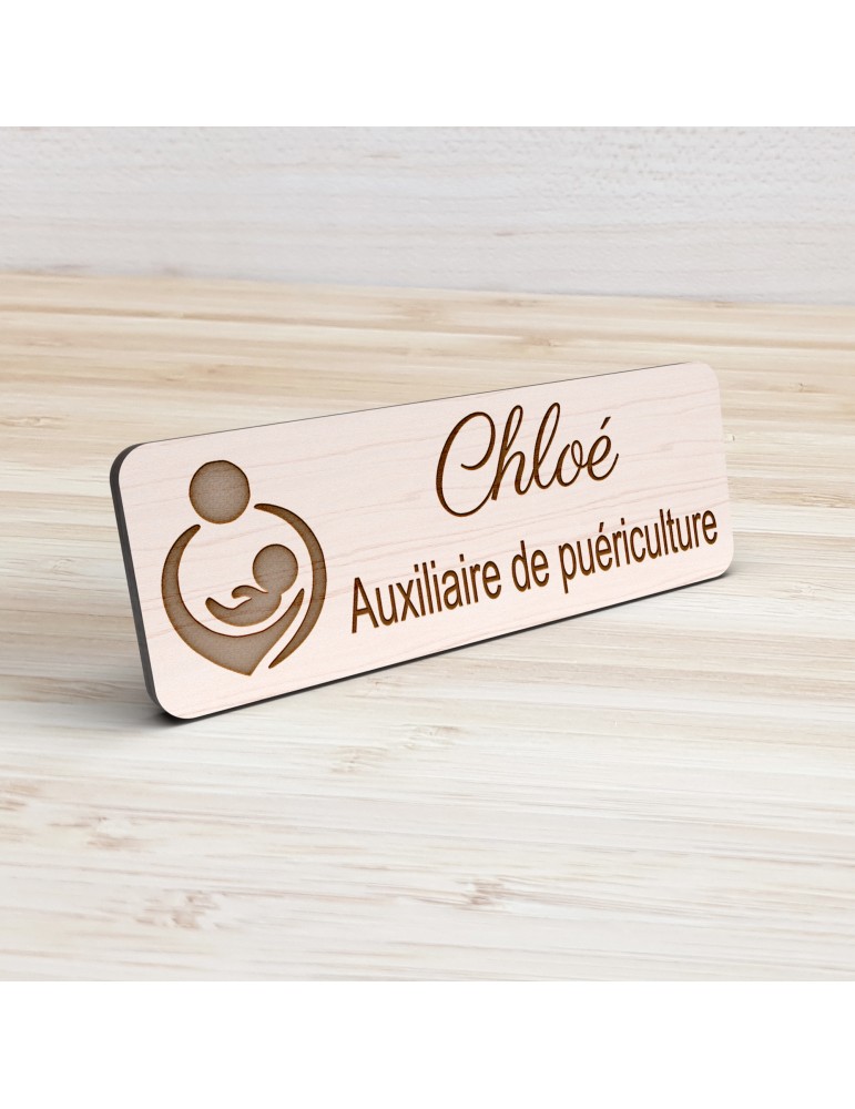 Badge personnalisé auxiliaire de puériculture, motif bébé et soins de puériculture, vue de présentation
