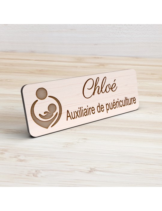 Badge personnalisé auxiliaire de puériculture, motif bébé et soins de puériculture, vue de présentation