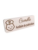 Badge personnalisé auxiliaire de puériculture, motif bébé et soins de puériculture, vue en biais