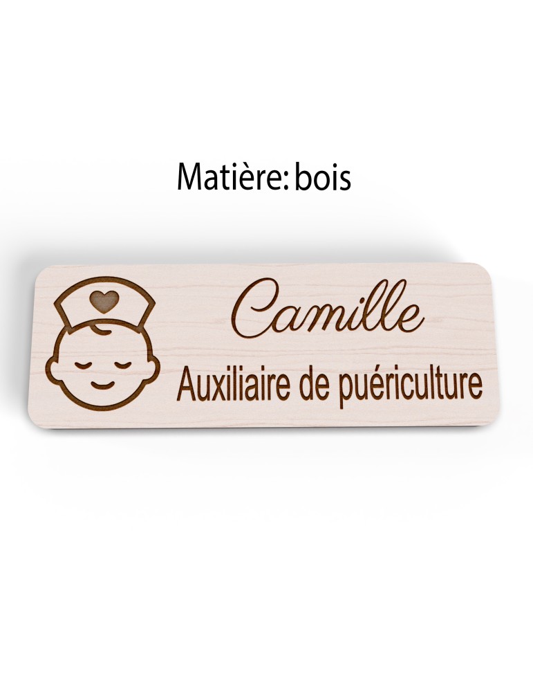 Badge personnalisé auxiliaire de puériculture, motif bébé et soins de puériculture, version bois vue à plat