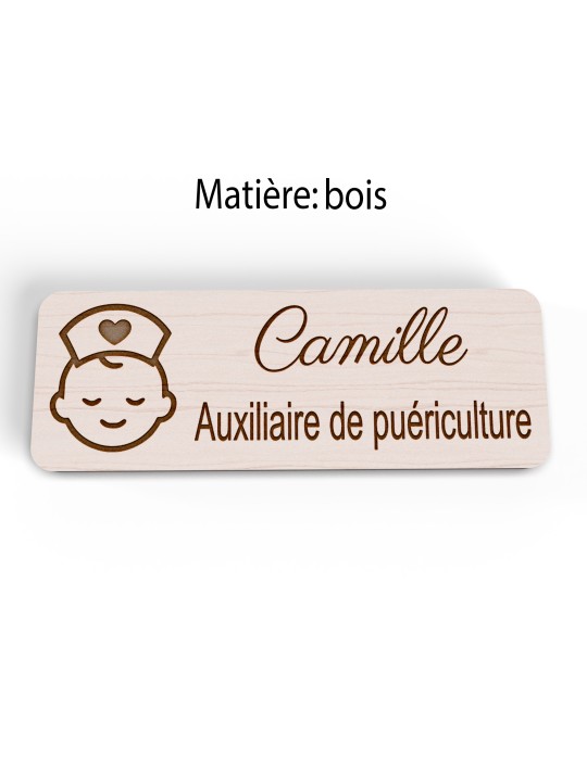 Badge personnalisé auxiliaire de puériculture, motif bébé et soins de puériculture, version bois vue à plat